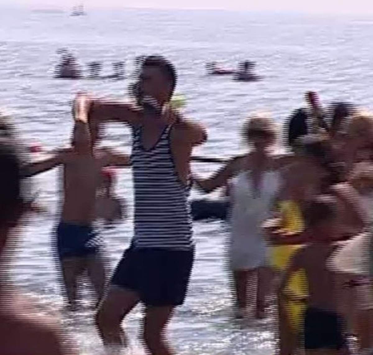 VIDEO / Star matinalii au încins jocul în mare! Cum a arătat cea mai mare horă jucată vreodată pe litoralul românesc