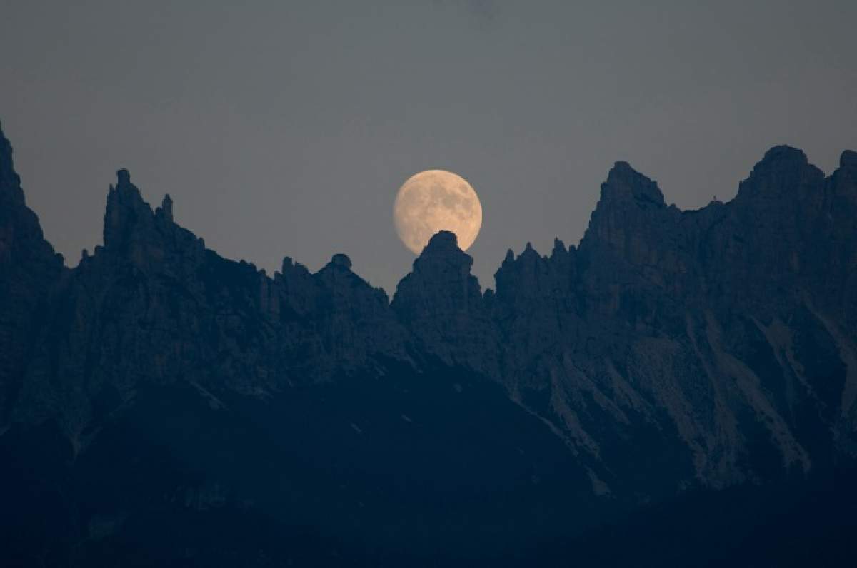 VIDEO impresionant! "SUPER LUNA" a făcut spectacol pe cer noaptea trecută!