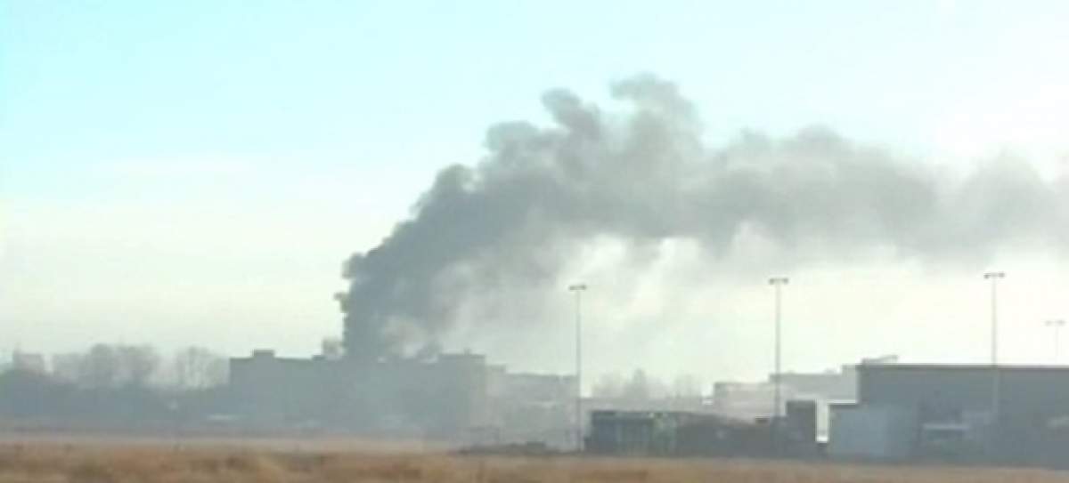 VIDEO / Incendiu de proporţii pe o platforma chimică din Săvineşti! Un bărbat a murit!