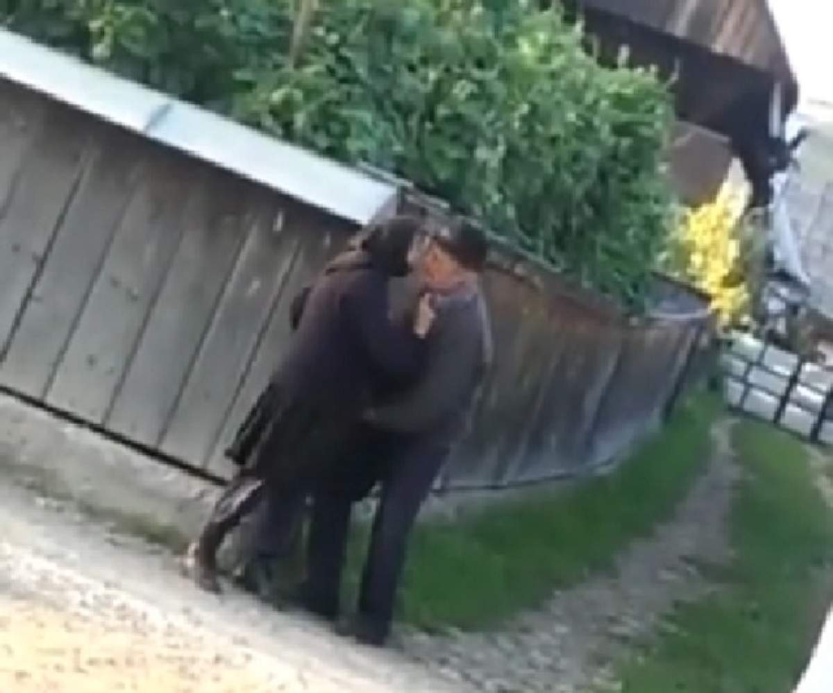 VIDEO  / Doi bătrânei s-au înfierbântat pe stradă. Ce se întâmplă în timp ce se pipăie este...mortal