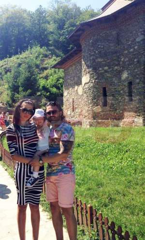 Pepe şi Raluca şi-au dus fiica la mormântul părintelui Arsenie Boca! Imagini unice din vacanţă