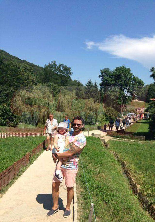 Pepe şi Raluca şi-au dus fiica la mormântul părintelui Arsenie Boca! Imagini unice din vacanţă