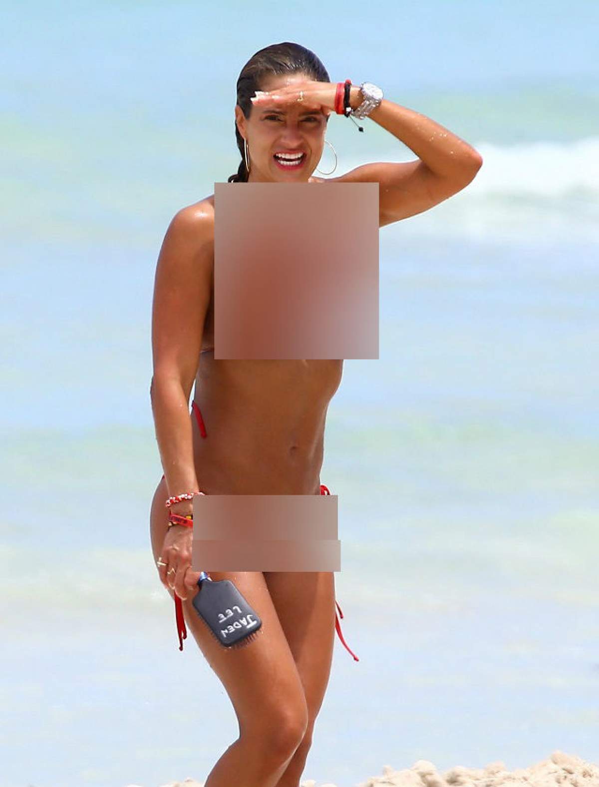 FOTO / Jennifer Nicole Lee s-a afişat la plajă într-o pereche de bikini aproape inexistenţi! Ce a lăsat la vedere!