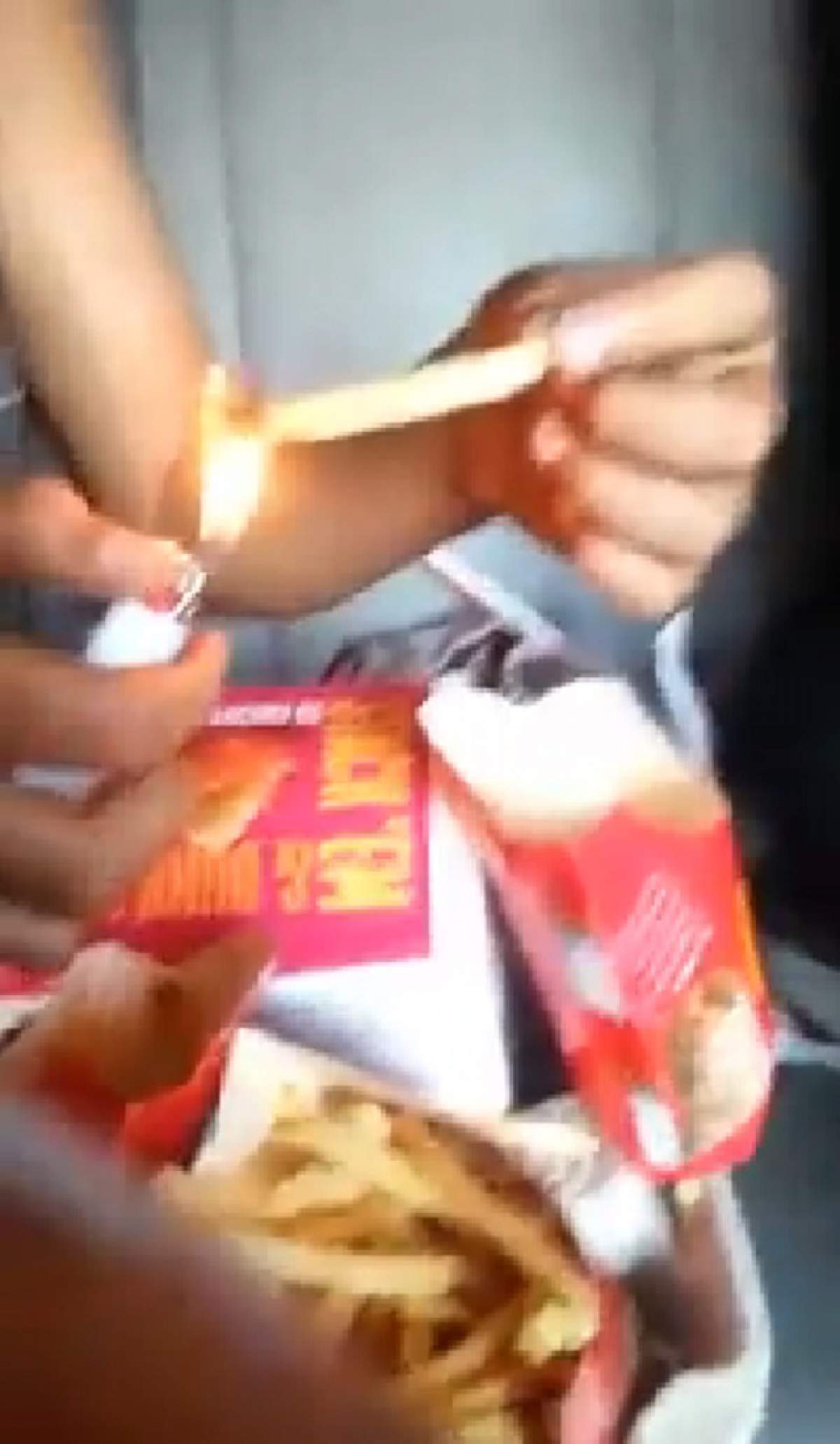 VIDEO / Nu vei mai mânca niciodată cartofi de la fast food după ce vei vedea asta! Ce se întâmplă dacă le dai foc!