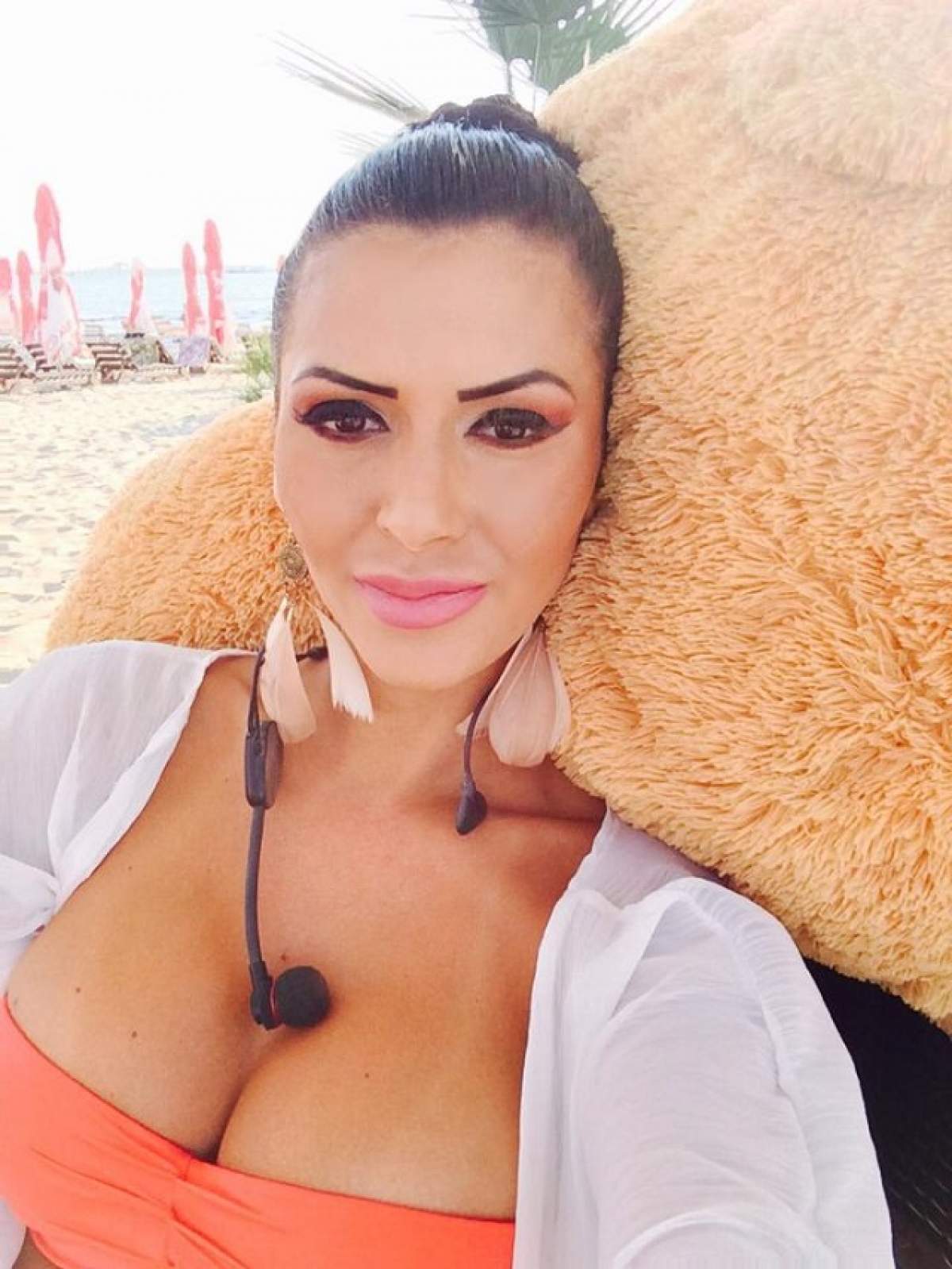 Raluca Dumitru, cea mai sexy asistentă TV! În costum de baie, bruneta a făcut show pe plajă!