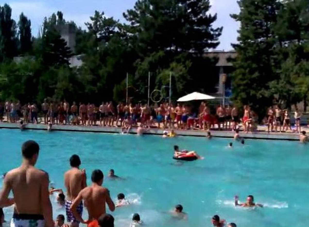 Nu vei mai dori să intri în PISCINĂ după ce vei citi asta! Ce se întâmplă, de fapt, cu germenii şi bacteriile din apă