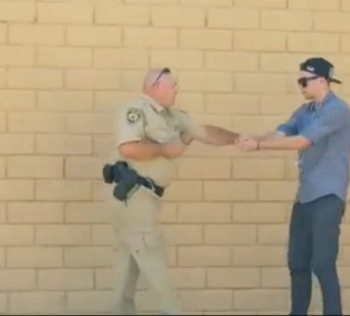 VIDEO / A vrut să facă o farsă unui polițist. Totul era să se termine foarte rău