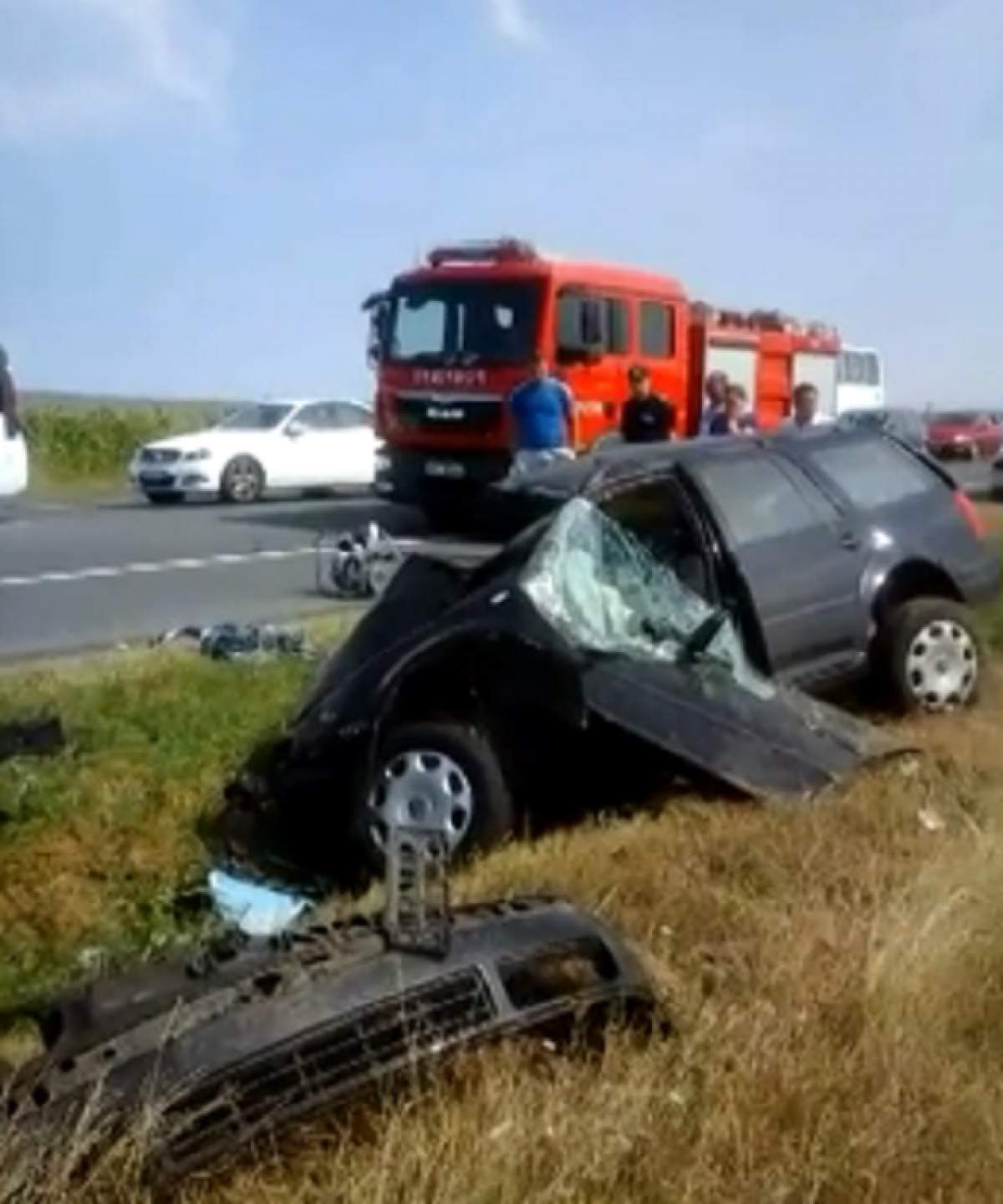 VIDEO 18+ / IMAGINI CUTREMURĂTOARE de la accidentul din Vrancea! Cum au fost scoase cadavrele din maşină!