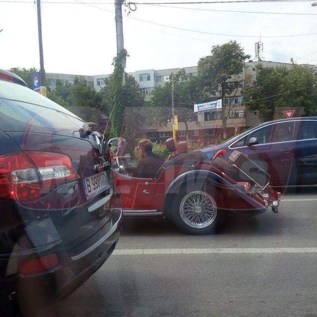 FOTO / Radu Mazăre, pe stradă mai ceva ca la paradă! Şoferii au crezut că nu văd bine! Cu ce "OZN" a apărut edilul pe şosea