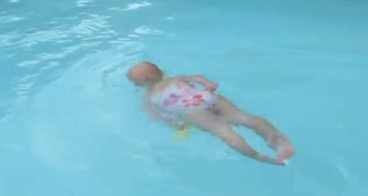 VIDEO/ Incredibil! Are un an şi jumătate şi abia merge în picioare, dar în apă e ceva de nedescris! Imaginile cu acest bebeluş au uimit internetul