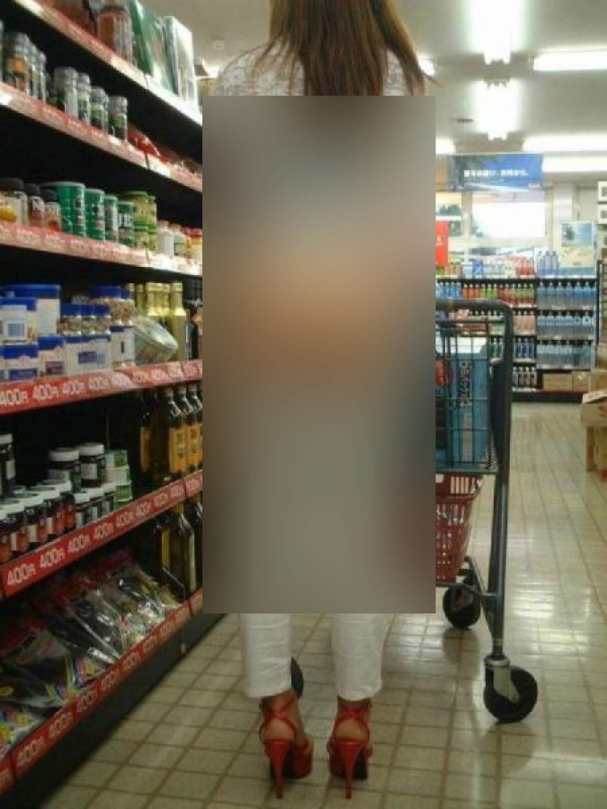 FOTO / Nebunie totală în supermarket. Toți clienții s-au uitat!