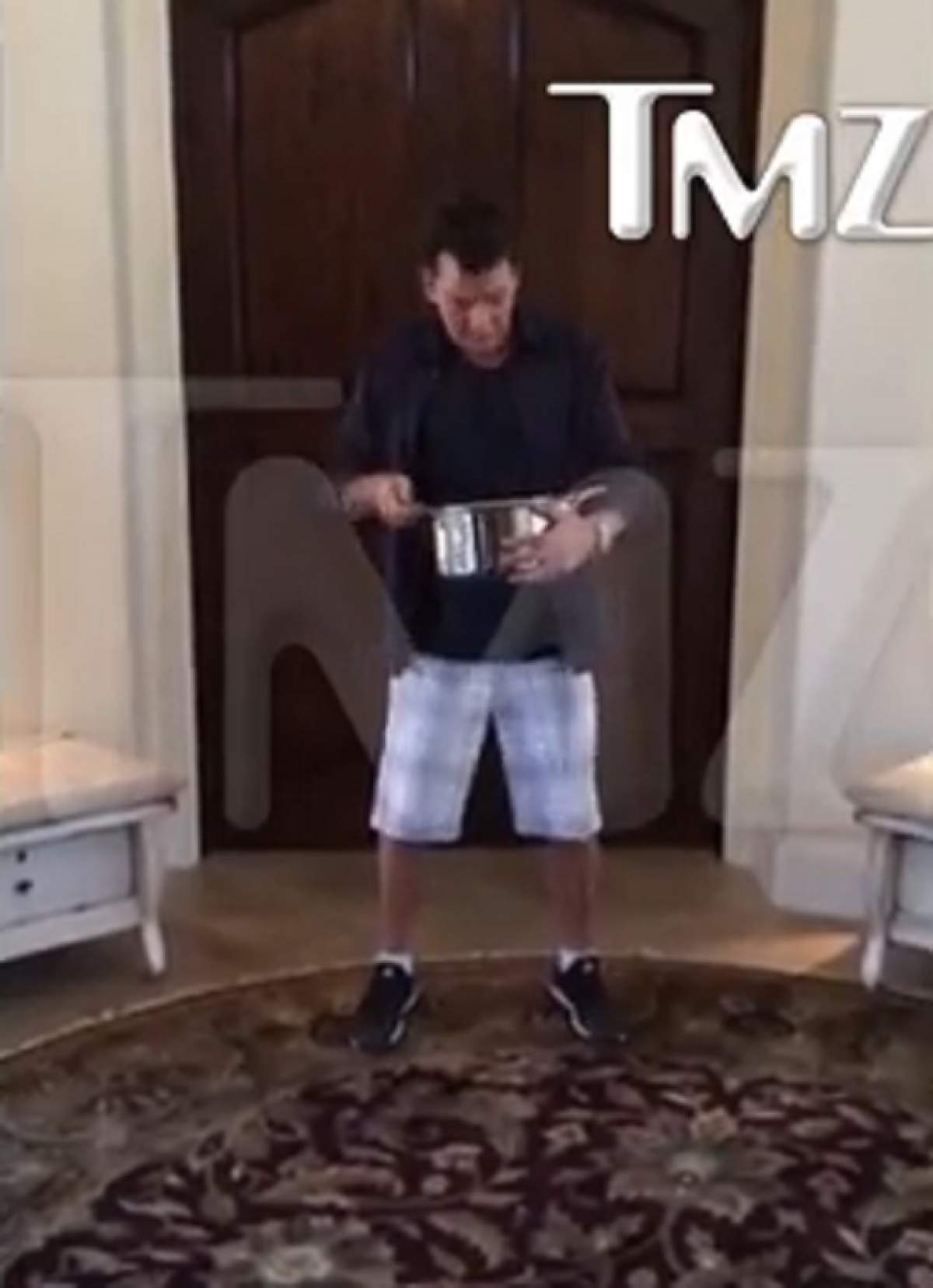 VIDEO / Charlie Sheen a acceptat să participe la campania "Ice Bucket"! N-o să-ţi vină să crezi cu ce a înlocuit gheaţa!