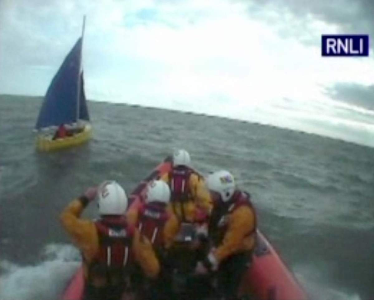 VIDEO/ A vrut să treacă oceanul cu barca! Motivul INCREDBIL pentru care după 8 km a fost salvat!