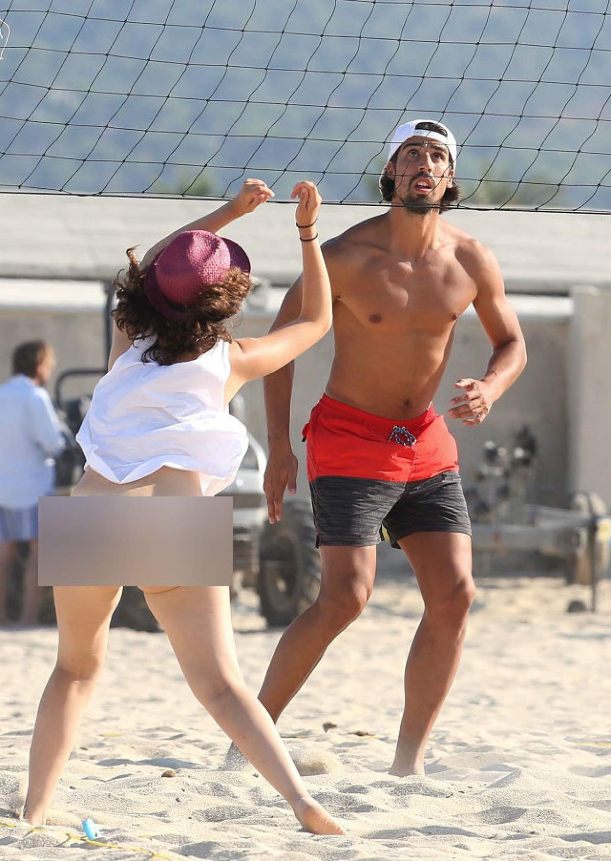 A vrut să fie sexy pe plajă, însă a ORIPILAT! Ce a lăsat la vedere prietena unui mare sportiv, în timpul unei partide de volei pe plajă!