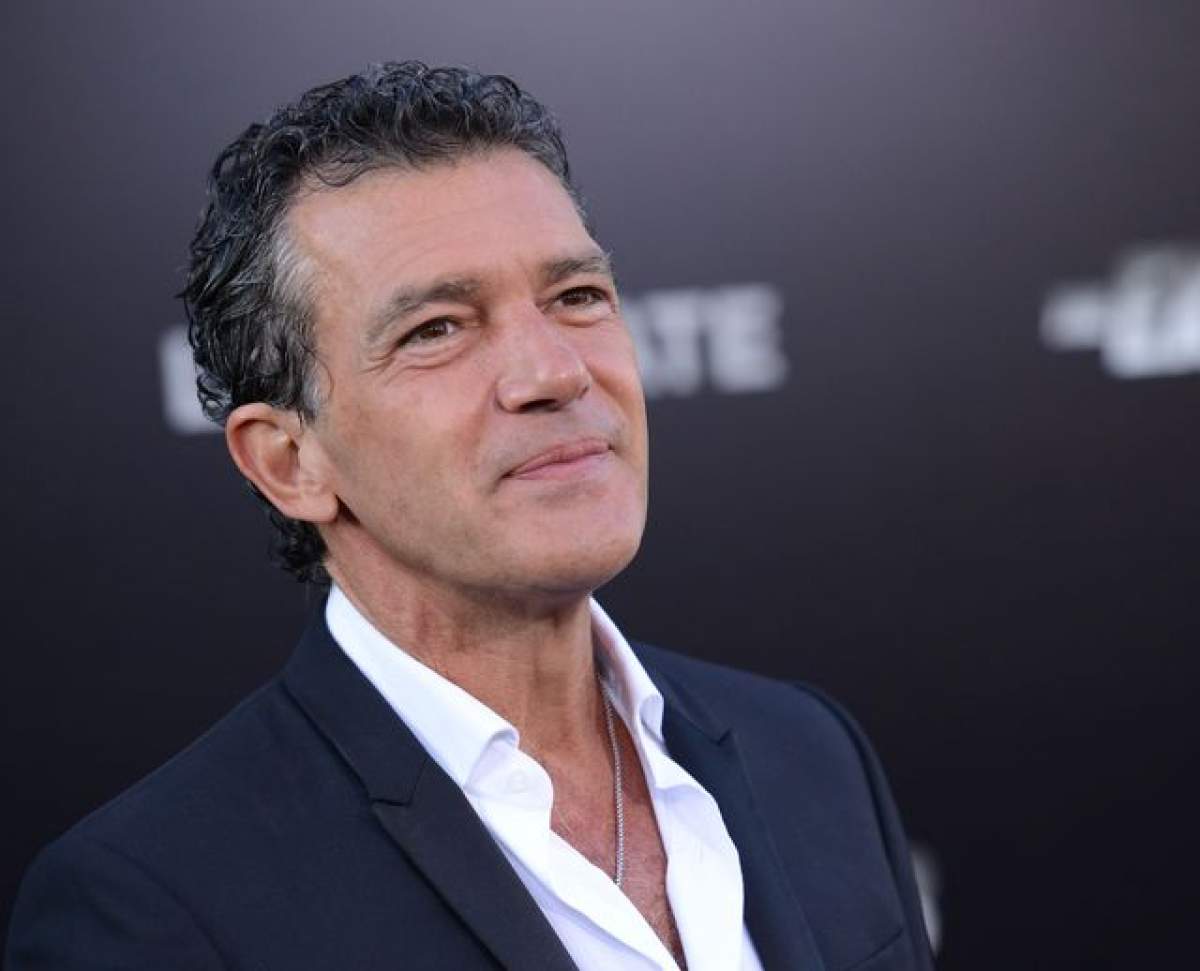 FOTO / Antonio Banderas se bucură de burlăcie! Actorul s-a distrat cu două blonde hot