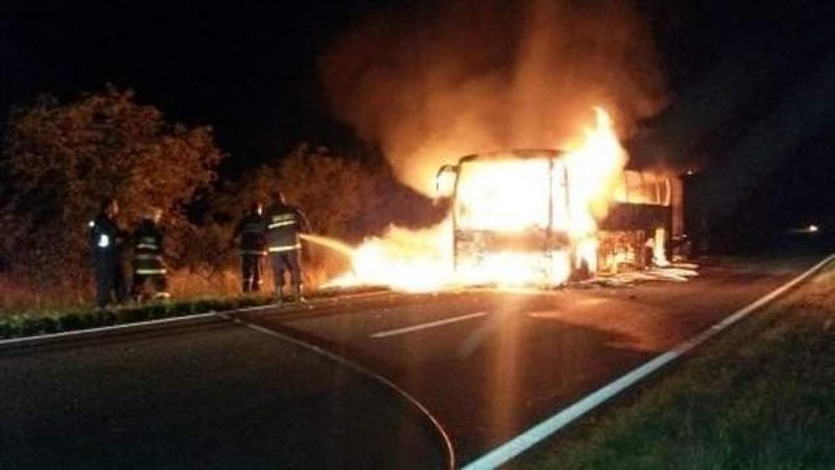 Imagini de groază! Autocar cu 51 de oameni la bord, cuprins de flăcări pe o şosea din România