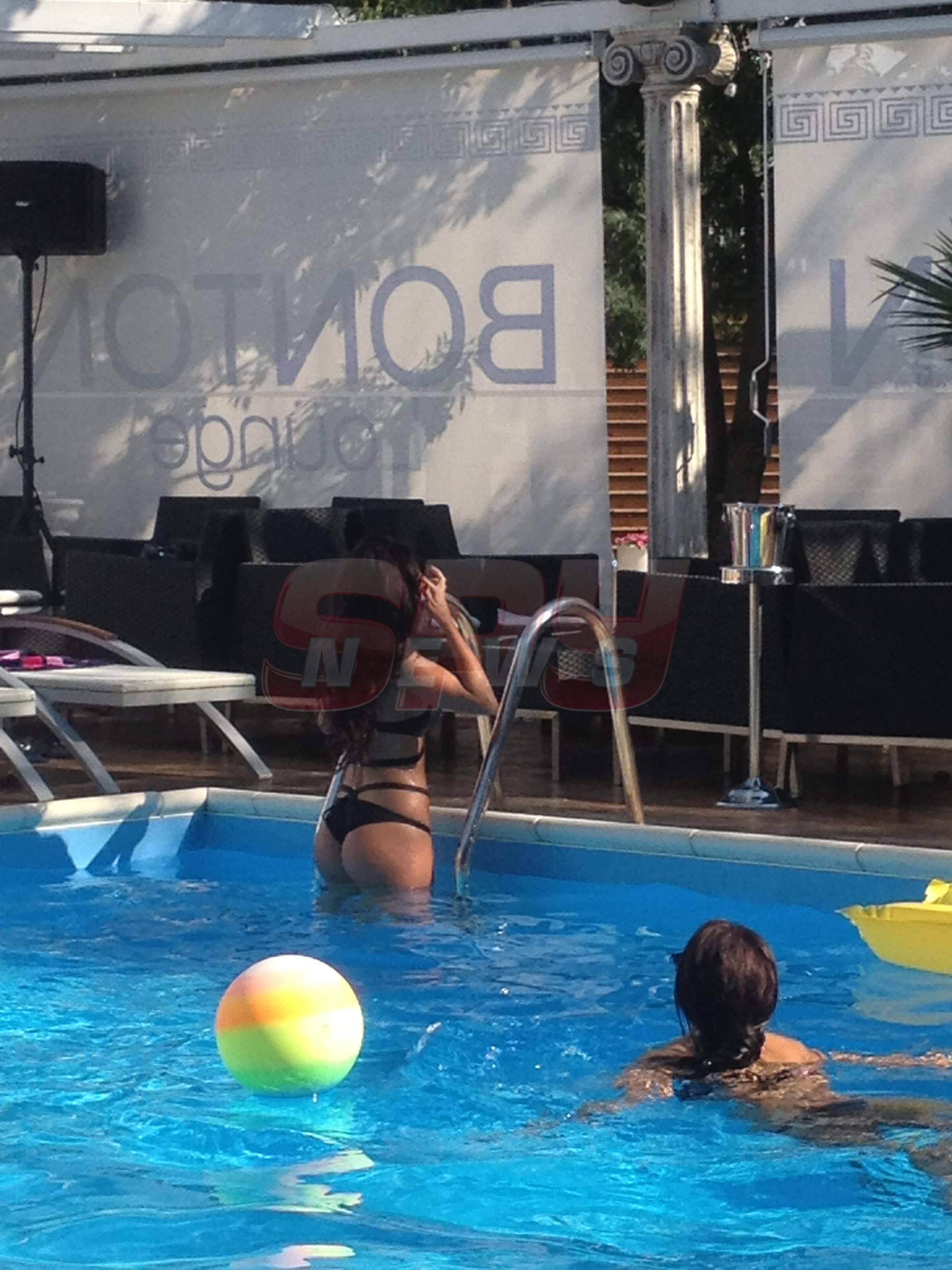 Show fierbinte cu un supermodel de la noi! Alături de o prietenă, focoasa brunetă s-a încins la piscină și...