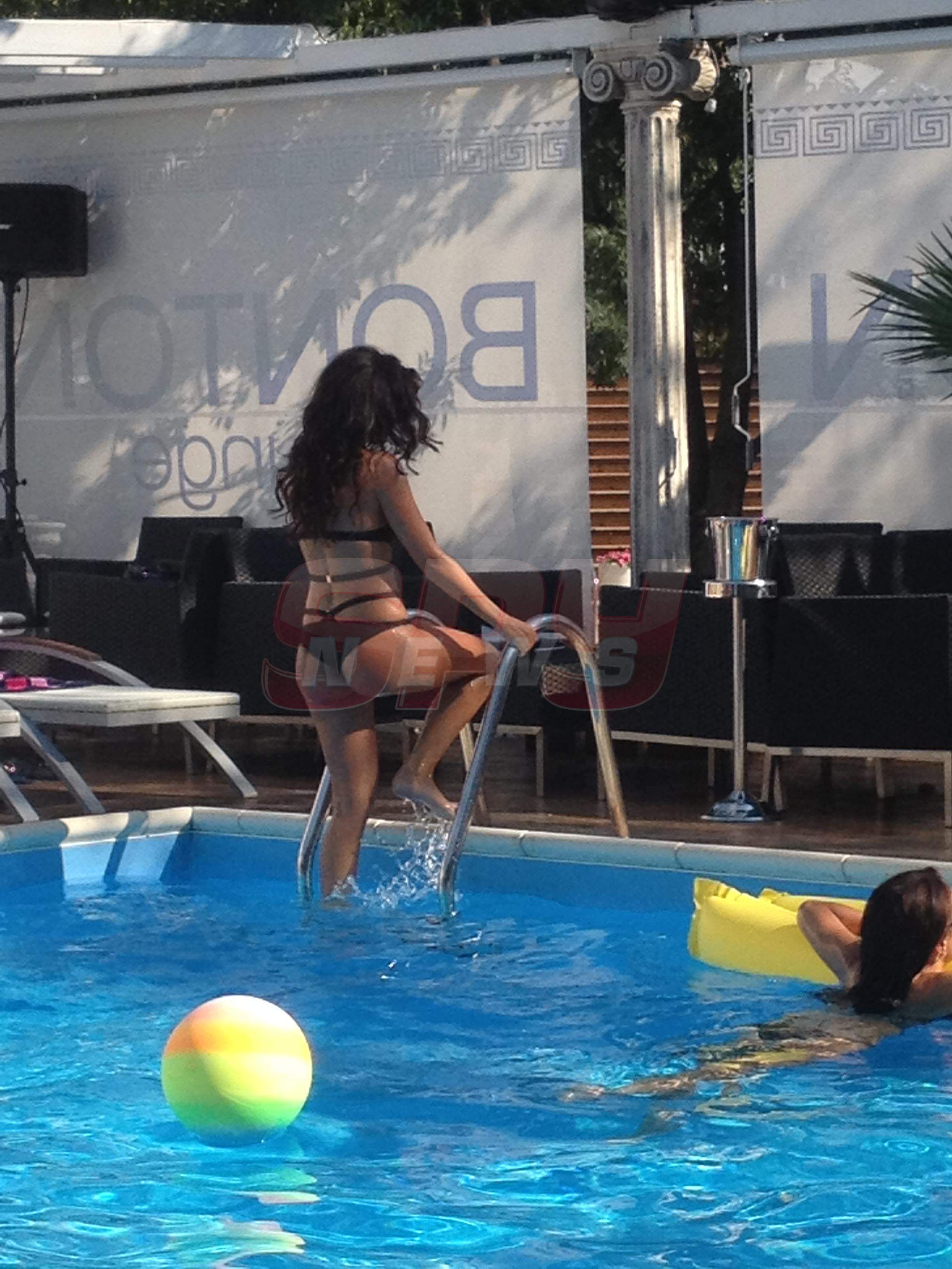 Show fierbinte cu un supermodel de la noi! Alături de o prietenă, focoasa brunetă s-a încins la piscină și...