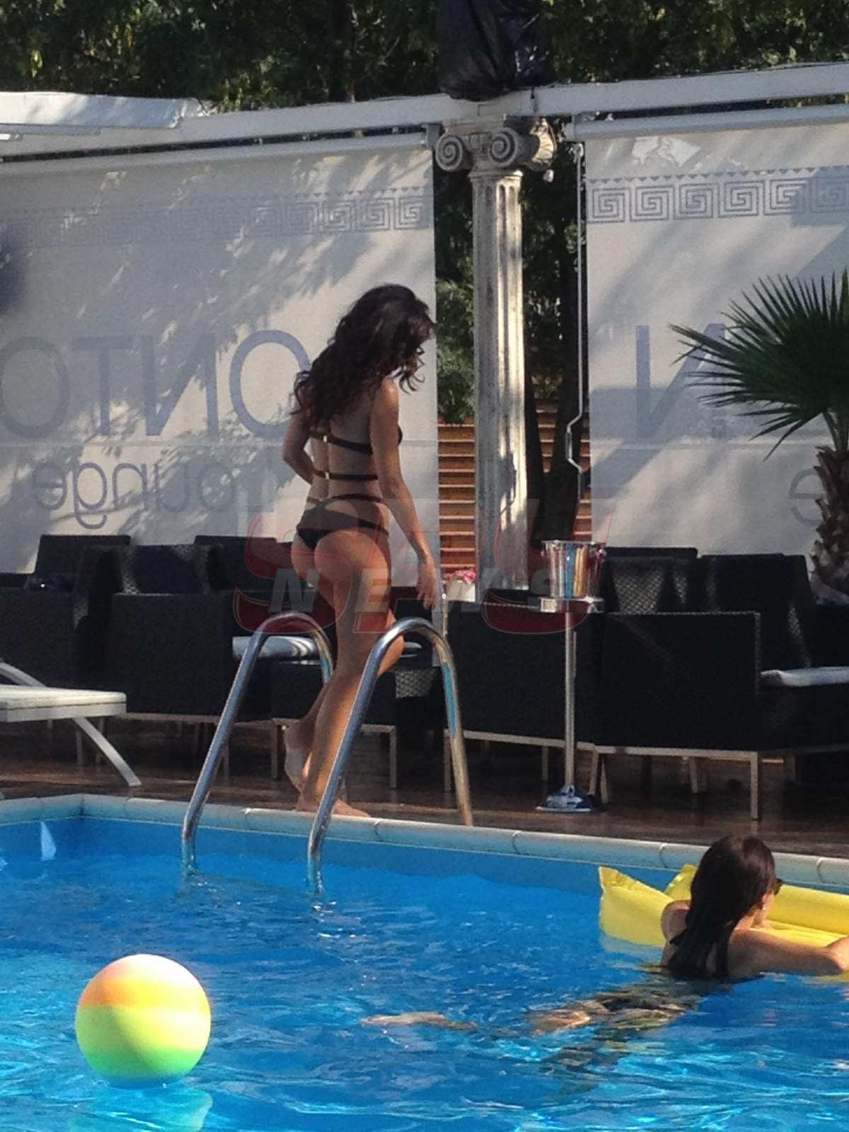 Show fierbinte cu un supermodel de la noi! Alături de o prietenă, focoasa brunetă s-a încins la piscină și...