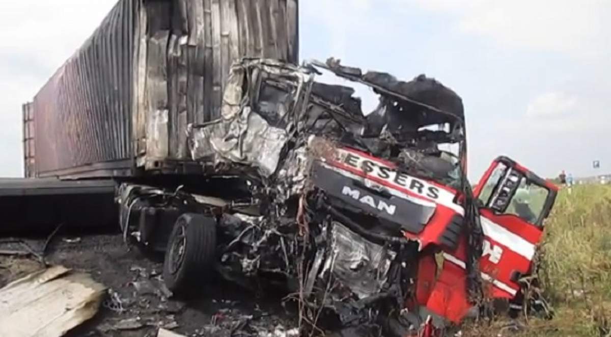 VIDEO/ Accident terifiant la Lugoj! Un şofer a murit carbonizat, după ce două TIR-uri au luat foc