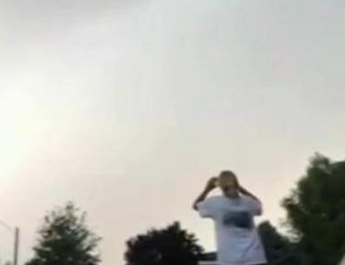 VIDEO / O femeie a fost lovită de fulger! Momentul a fost filmat de către fiica sa
