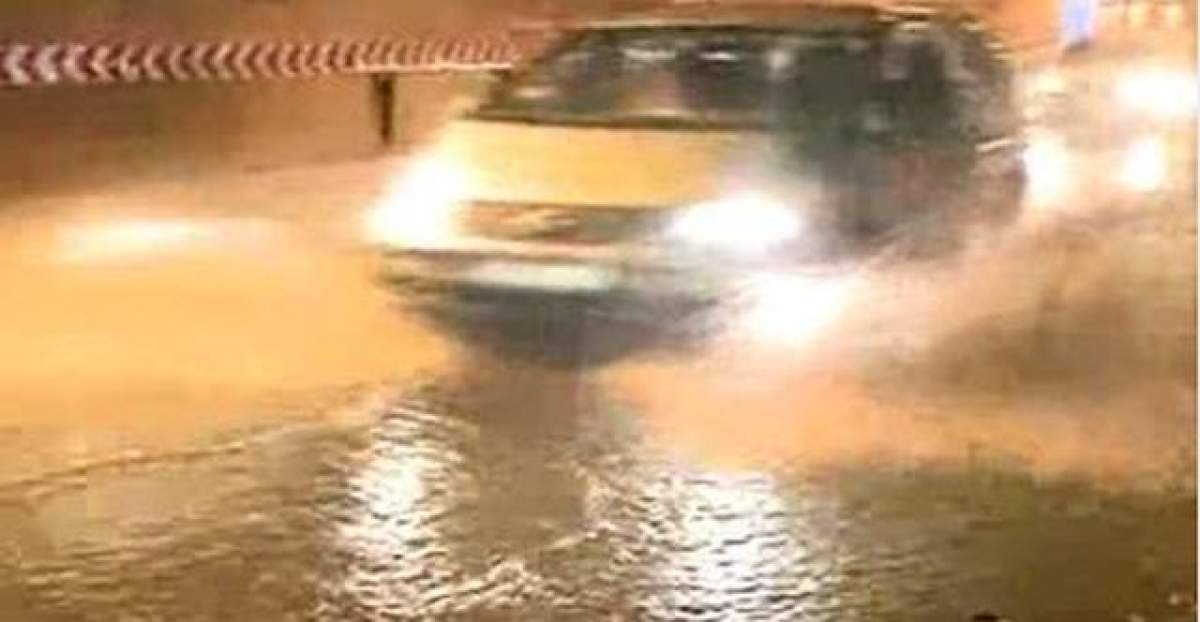 Furtuna a făcut ravagii seara trecută în Capitală! Traficul rutier, blocat din cauza apei de pe străzi
