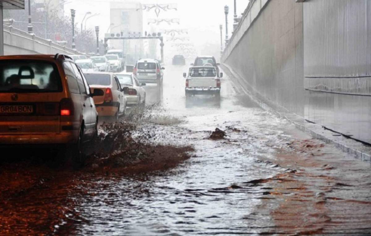 Furtuna de azi dimineaţă a făcut PRĂPĂD în Bucureşti! Pasajul UNIRII a fost inundat