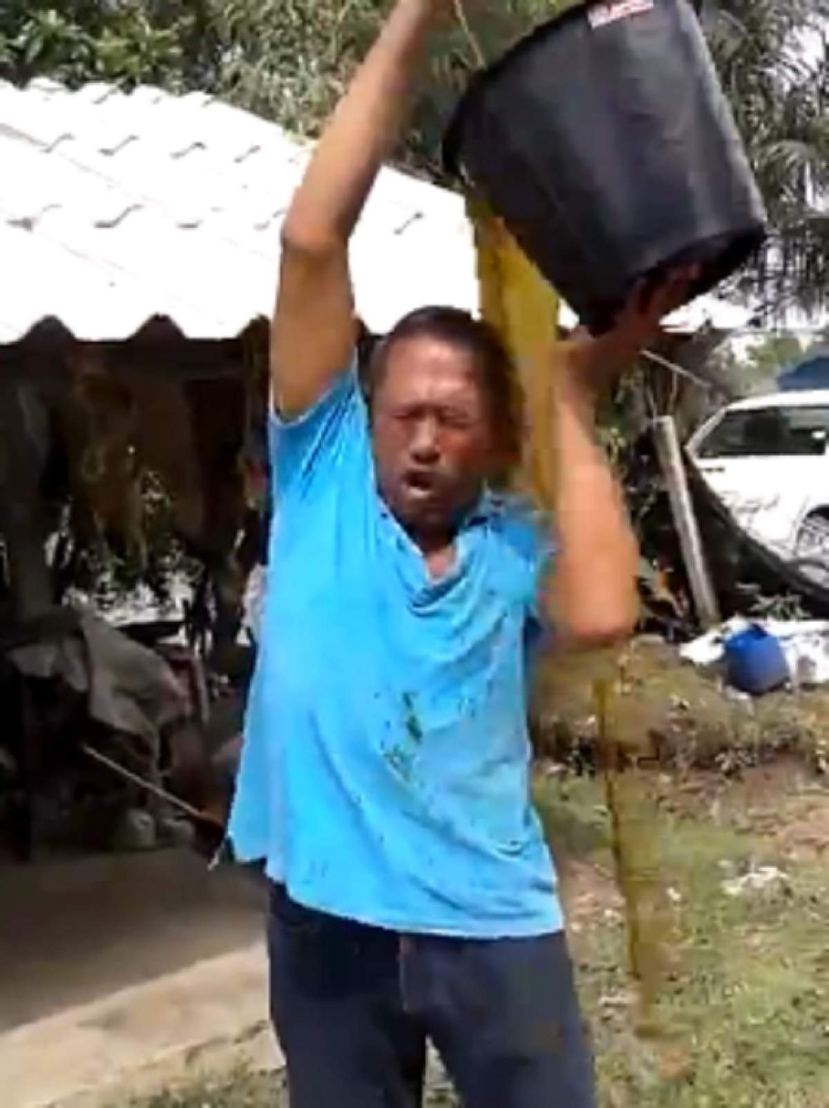 VIDEO / Ce ice bucket, poate "rahat" bucket! Un bărbat şi-a turnat pe cap o găleată cu excremente