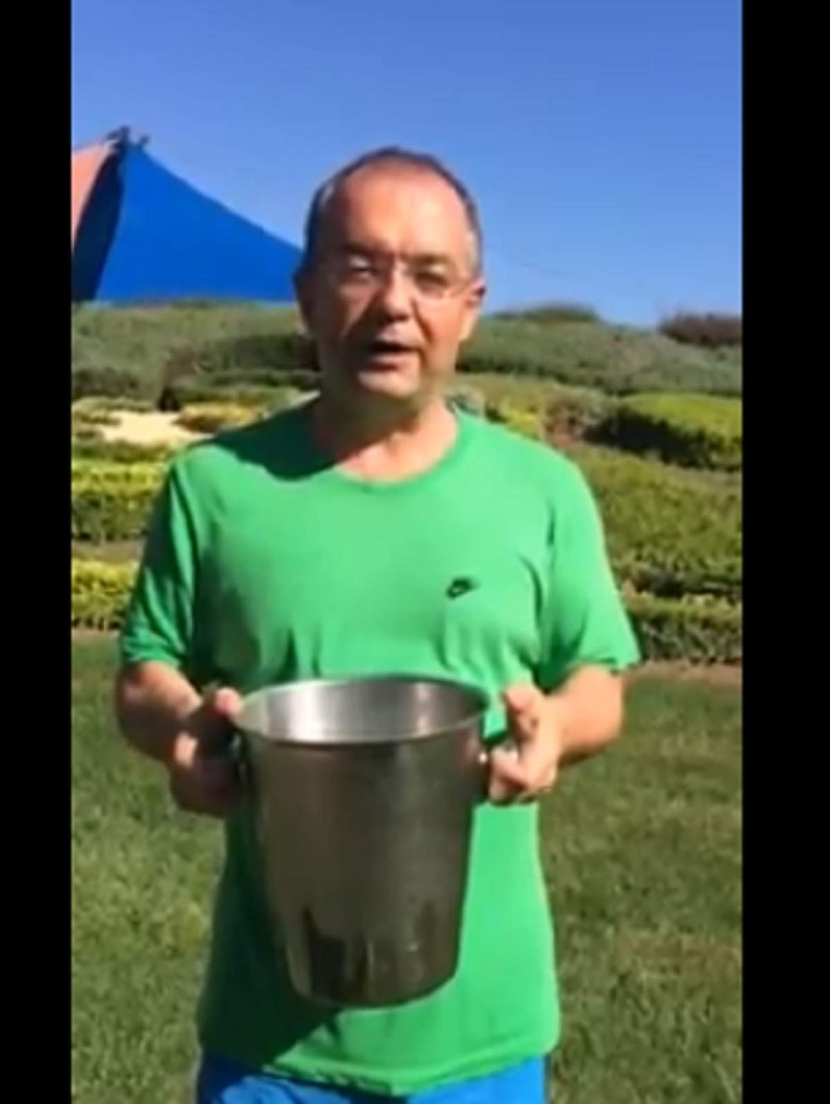 VIDEO/ Emil Boc a acceptat Ice Bucket Challenge şi şi-a turnat apă pe cap! Ghici pe cine a provocat mai departe
