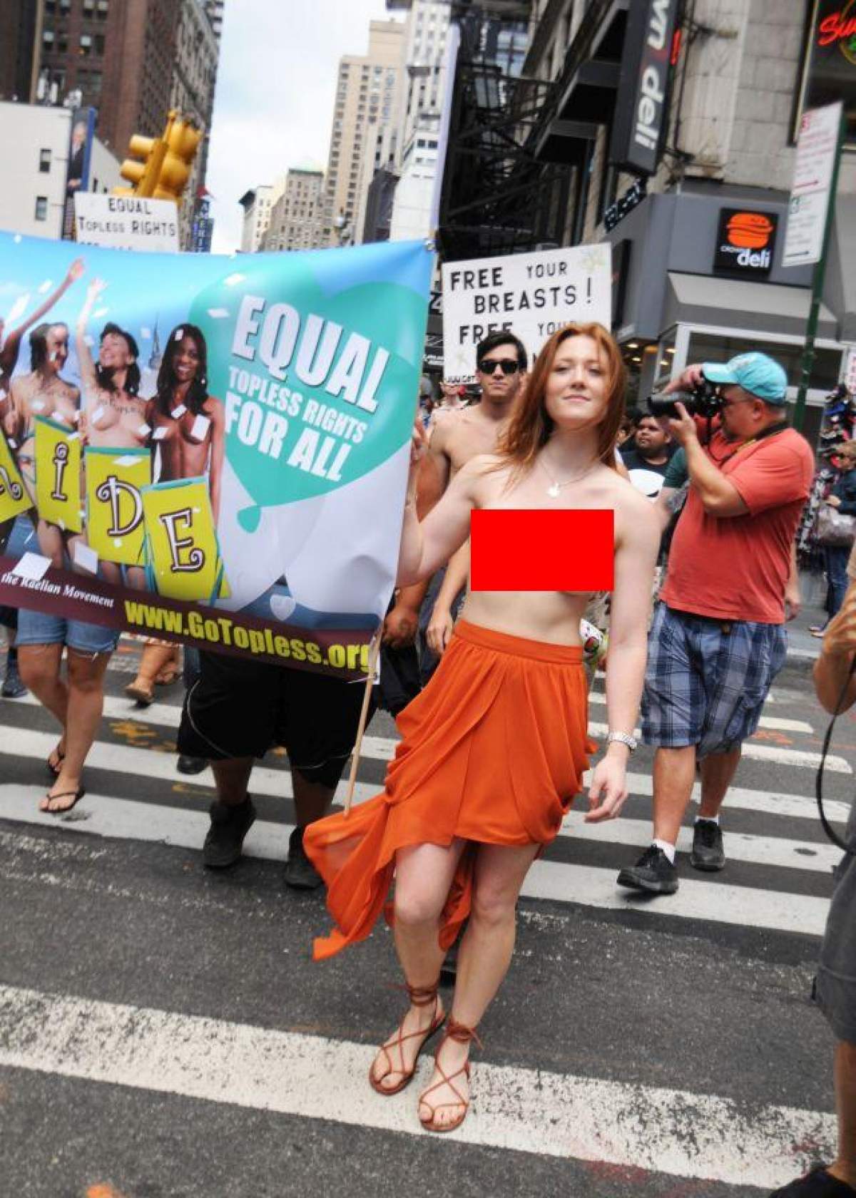 FOTO / 18+ Cel  mai sexy protest! Rachel Jessee a defilat topless pentru drepturile femeilor