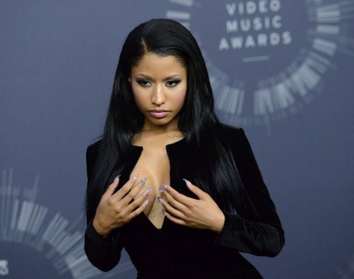 VIDEO / Accident vestimentar de toată jena! Nicki Minaj a rămas în sânii goi pe scenă