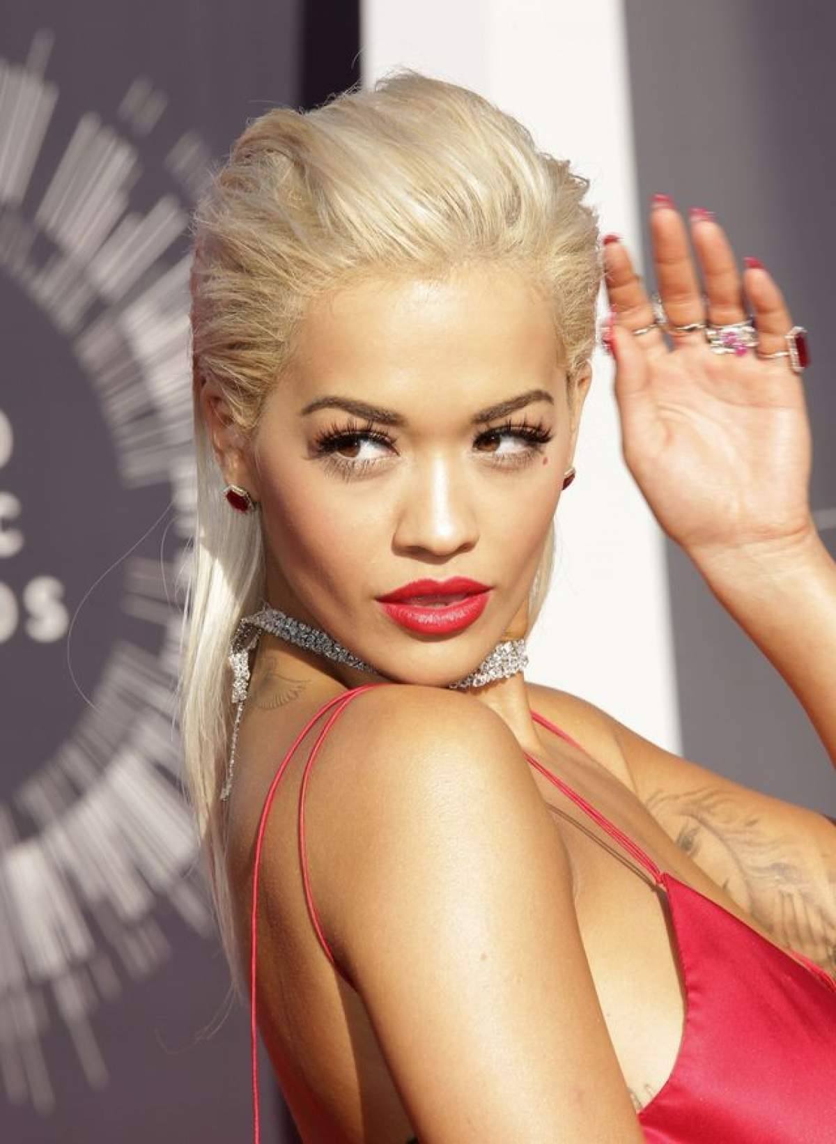 FOTO / Apariţie HOT or NOT? Rita Ora, fără lenjerie intimă pe covorul roşu