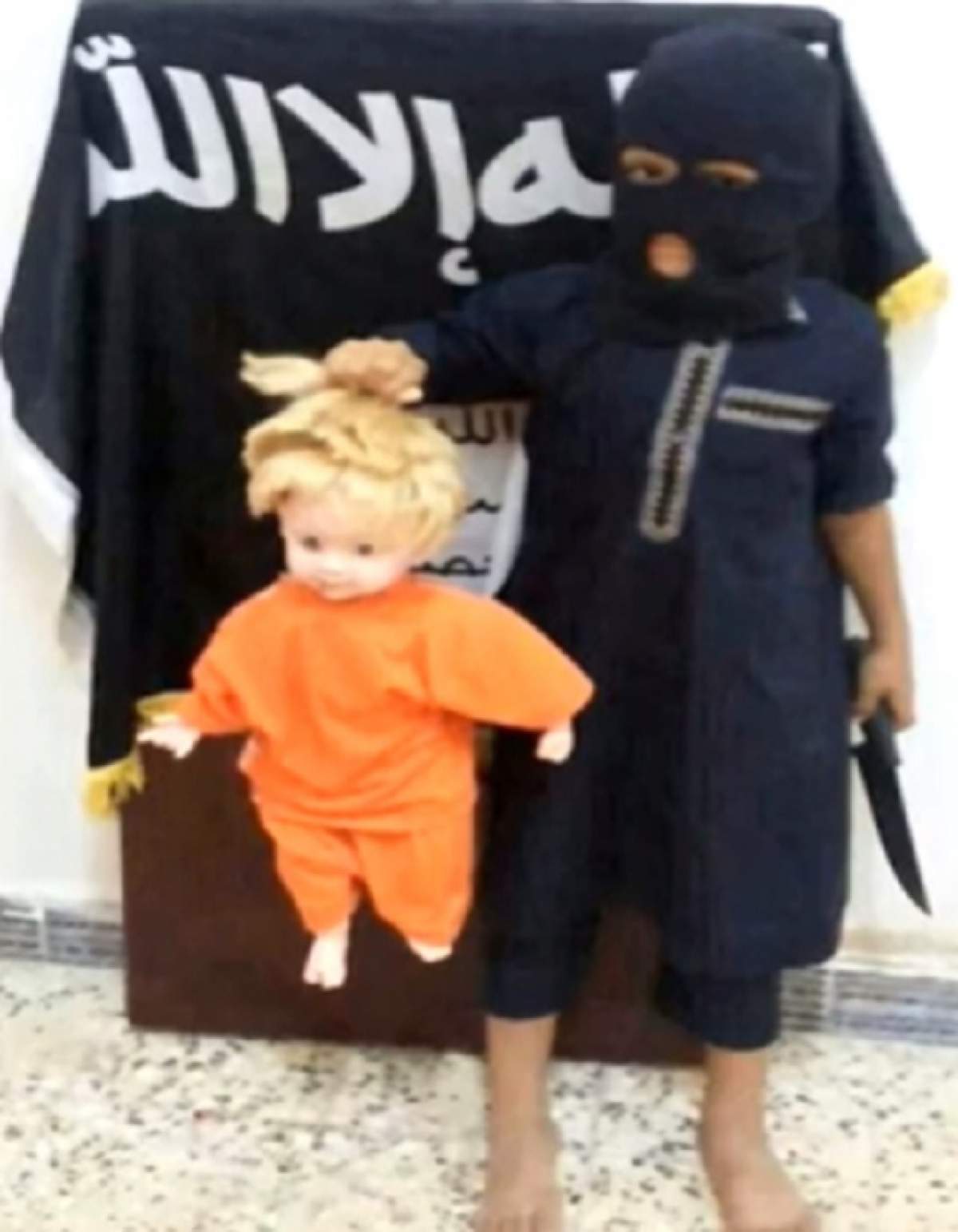 VIDEO ÎNGROZITOR / Un copil decapitează o păpuşă, într-o "reconstituire" a execuţiei lui James Foley