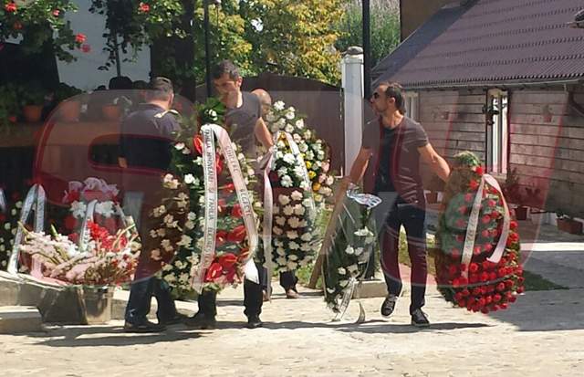 VIDEO / Mihaela Rădulescu, îngenuncheată de durere! Tatăl ei a fost înmormântat în cimitirul bisericii din Izvorani!