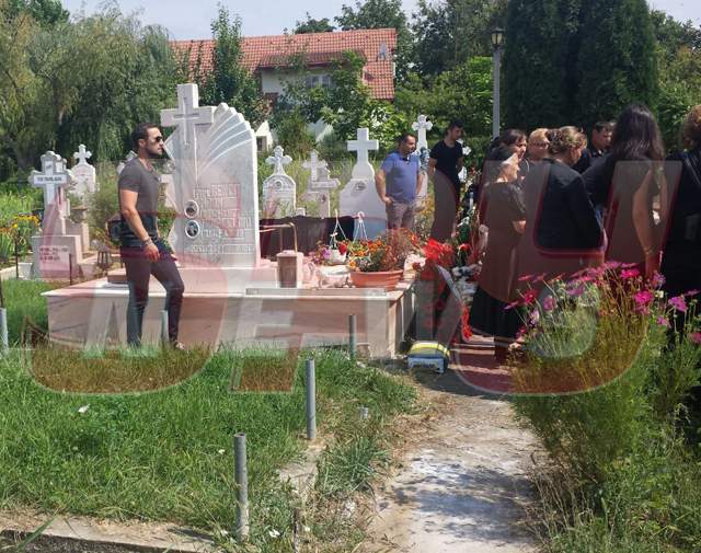 VIDEO / Mihaela Rădulescu, îngenuncheată de durere! Tatăl ei a fost înmormântat în cimitirul bisericii din Izvorani!