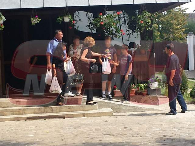 VIDEO / Mihaela Rădulescu, îngenuncheată de durere! Tatăl ei a fost înmormântat în cimitirul bisericii din Izvorani!