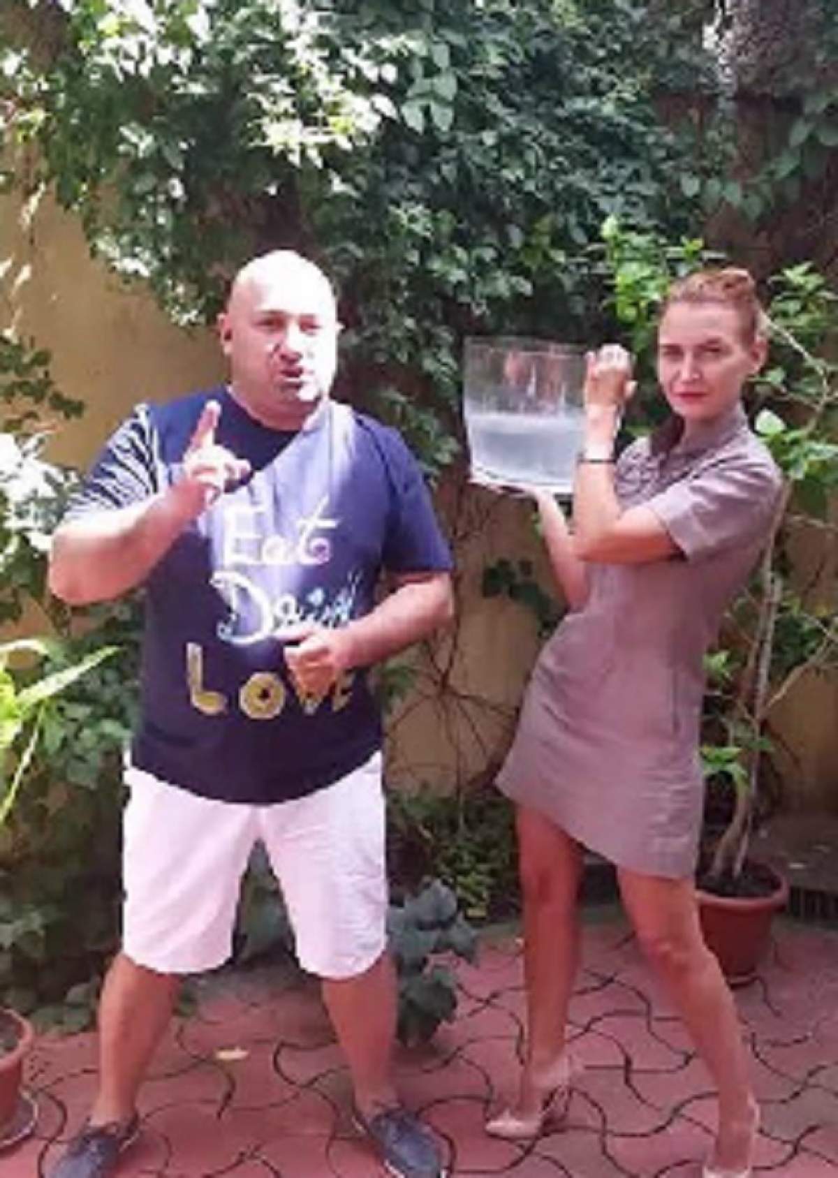 VIDEO/ Chef Cătălin Scărlătescu a acceptat provocarea Ice Bucket! Cum a reacţionat celebrul bucătar când s-a trezit cu apa cu gheaţă în cap