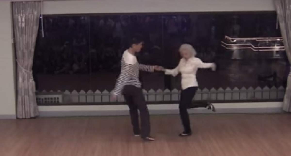 VIDEO / O străbunică de 90 de ani dansează mai ceva ca o tânără de 20! Bărbaţii şi-au aşteptat rândul să o invite pe ring