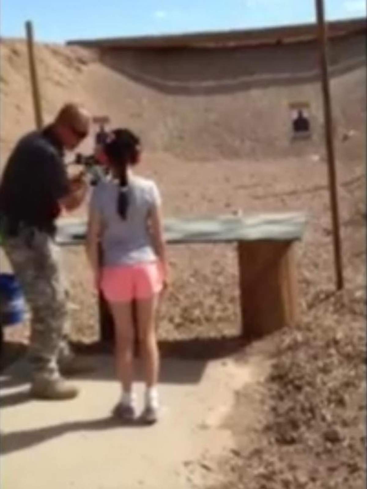 VIDEO şocant / O fetiţă de 9 ani şi-a împuşcat instructorul în cap