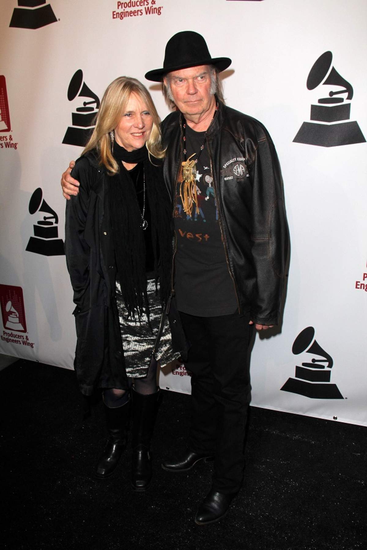 VESTE BOMBĂ! Neil Young divorţează după 36 de ani