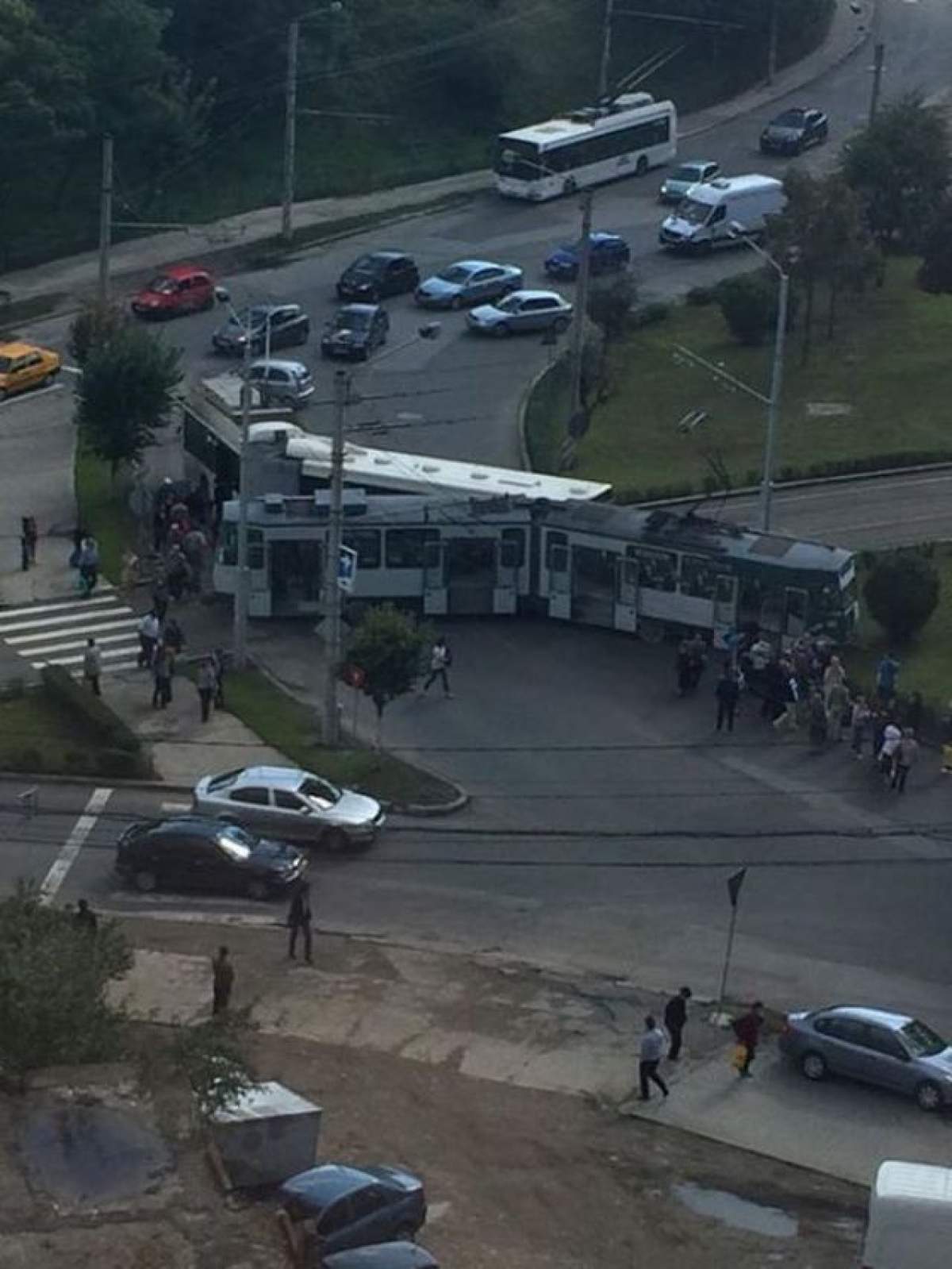Un tramvai şi un troleibuz s-au ciocnit violent în Cluj Napoca! 8 oameni au fost răniţi