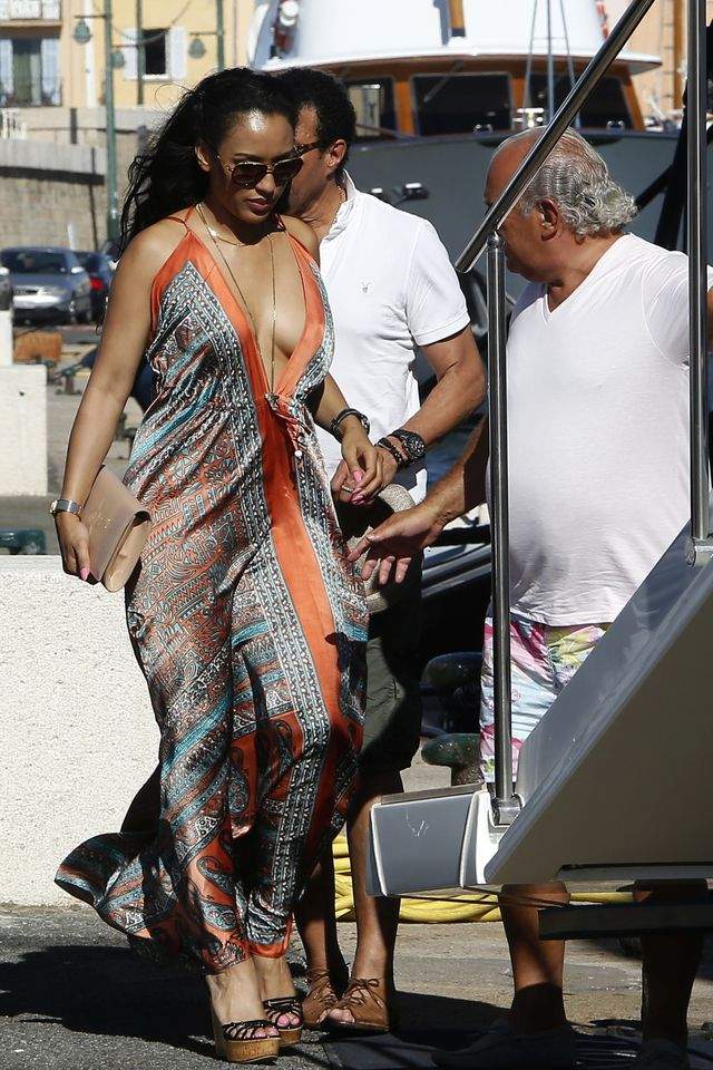 FOTO / Iubita lui Lionel Richie a "pierdut" sânul din rochie! Reacţia bărbaţilor din jur e de neratat