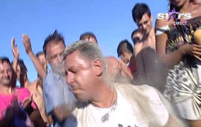 Ce apă cu gheaţă? Gazi Demirel şi-a turnat nisip în cap pentru "Ice Bucket Challenge"