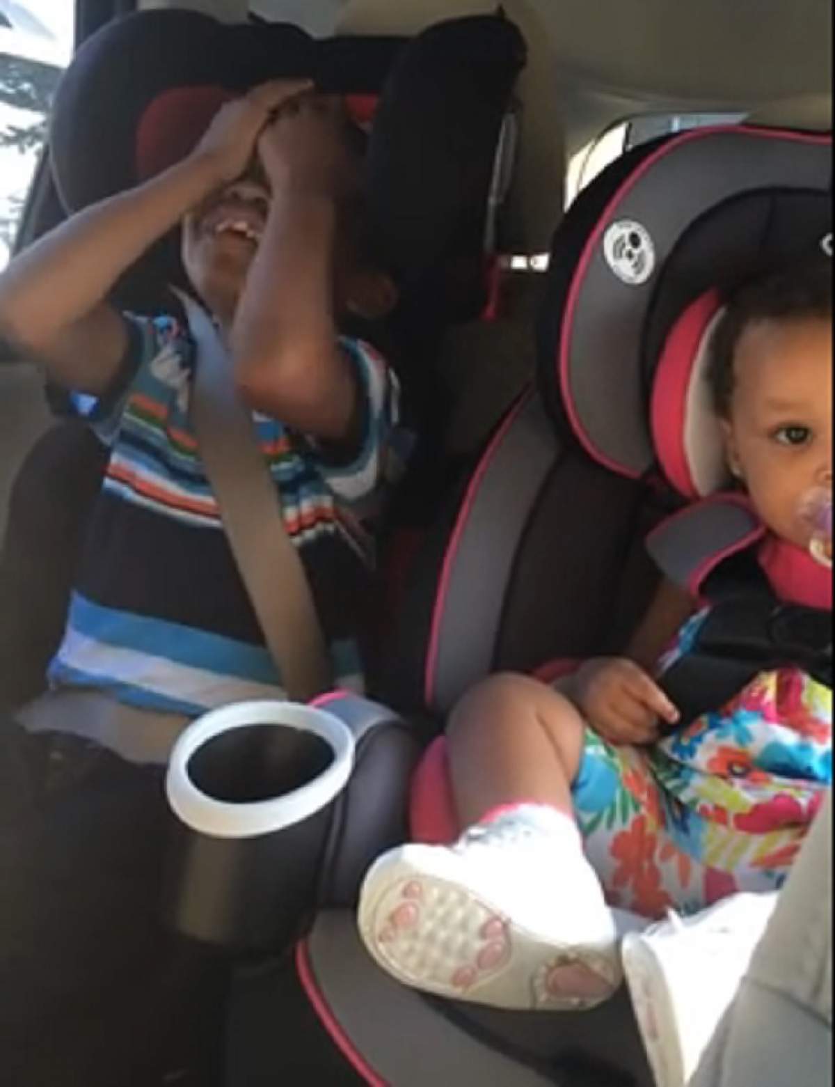 VIDEO / Reacţia ULUITOARE a unui băieţel când mama lui îi spune că e iar gravidă! A făcut înconjurul Internetului!