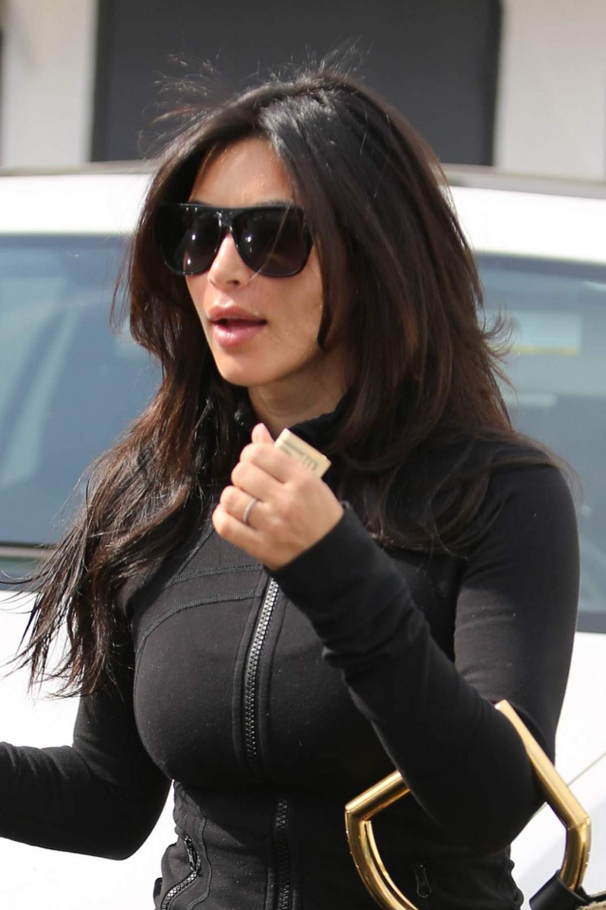 Kim Kardashian şi-a expus posteriorul la plajă! Fanii au fost duri cu fizicul brunetei: "Corpul ei arată diform!"