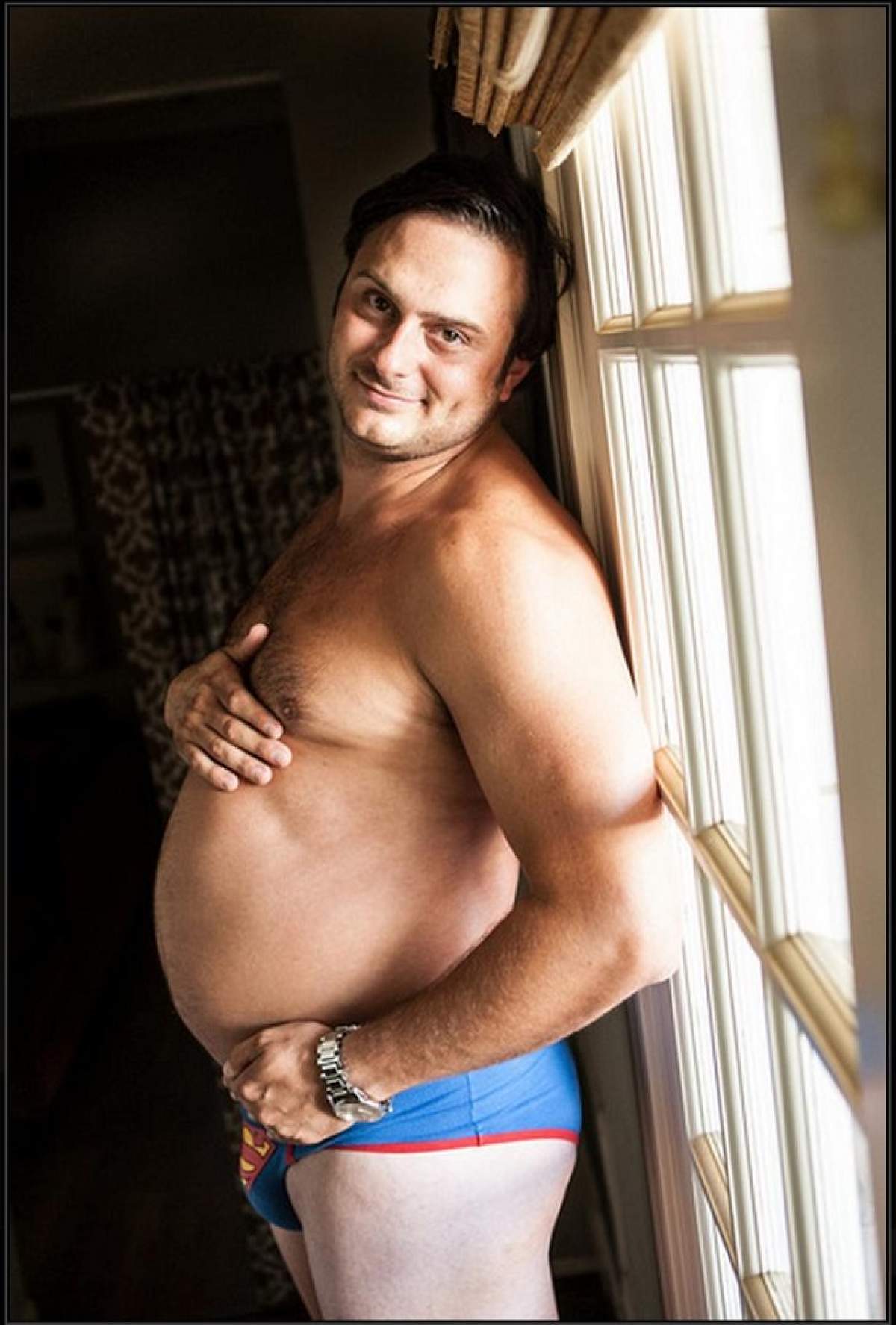 Imaginile pe care nu credeai că le vei vedea! Un bărbat însărcinat a pozat sexy şi a cucerit întreg Internetul!