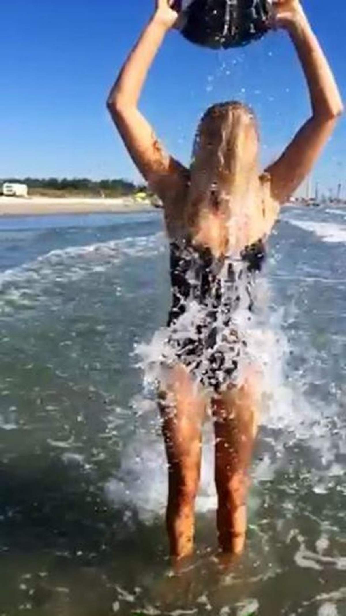 VIDEO / Laura Cosoi a acceptat provocarea Ice Bucket Challenge! Ce a spus blonda după ce şi-a turnat apa în cap