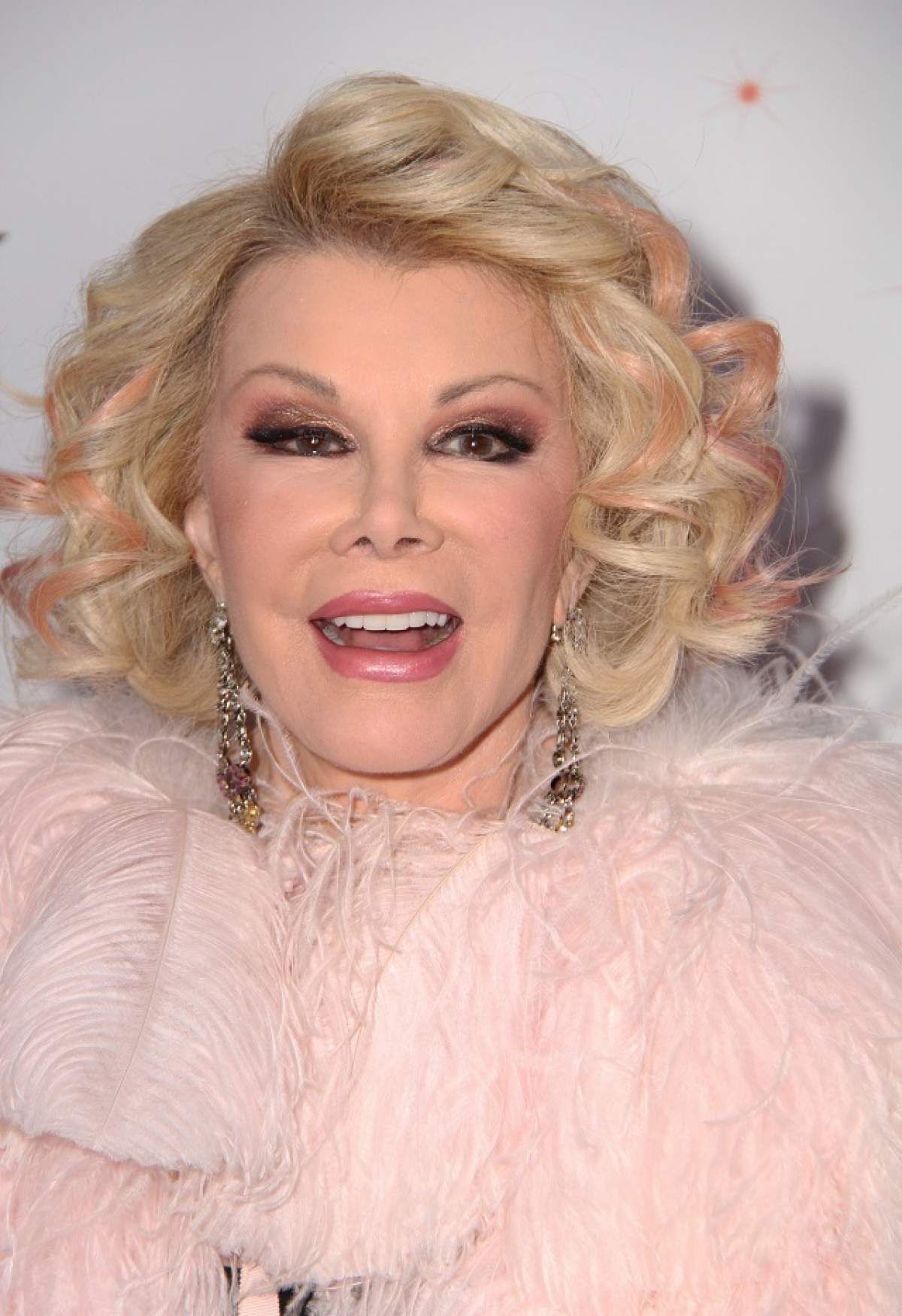 Joan Rivers se află în stare gravă la spital. Doar aparatele o mai ţin în viaţă