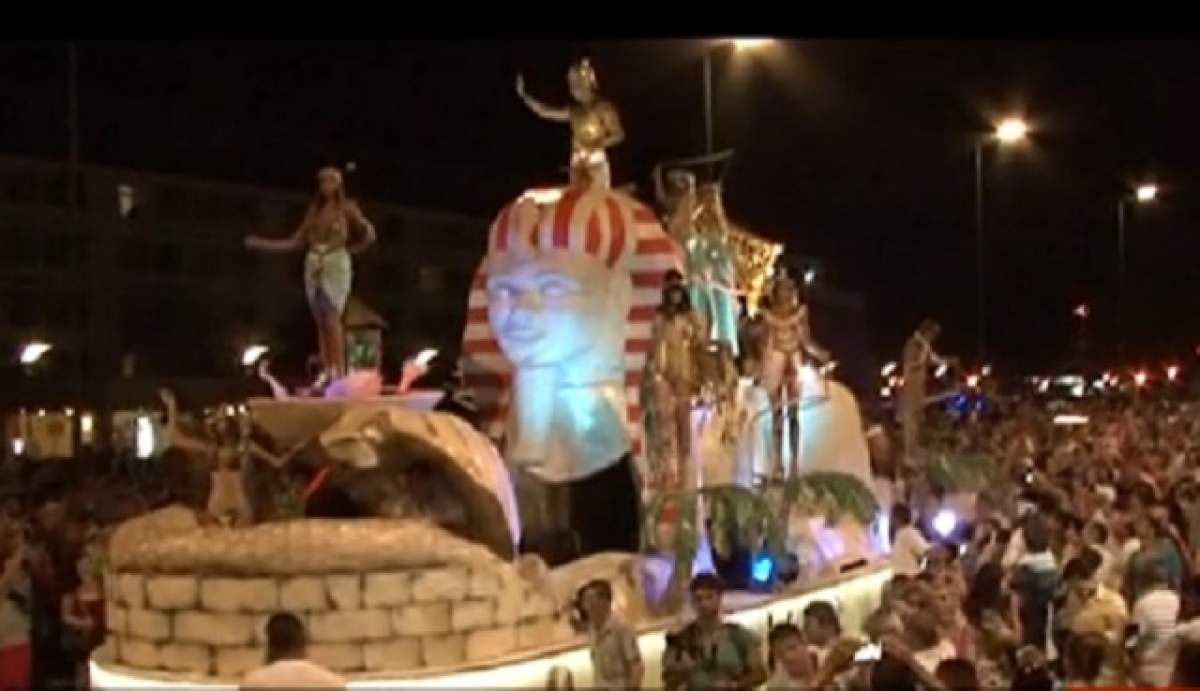 VIDEO / Carnavalul din Mamaia a lăsat mască turiştii! Radu Mazăre a jucat rolul faraonului Ramses al II-lea