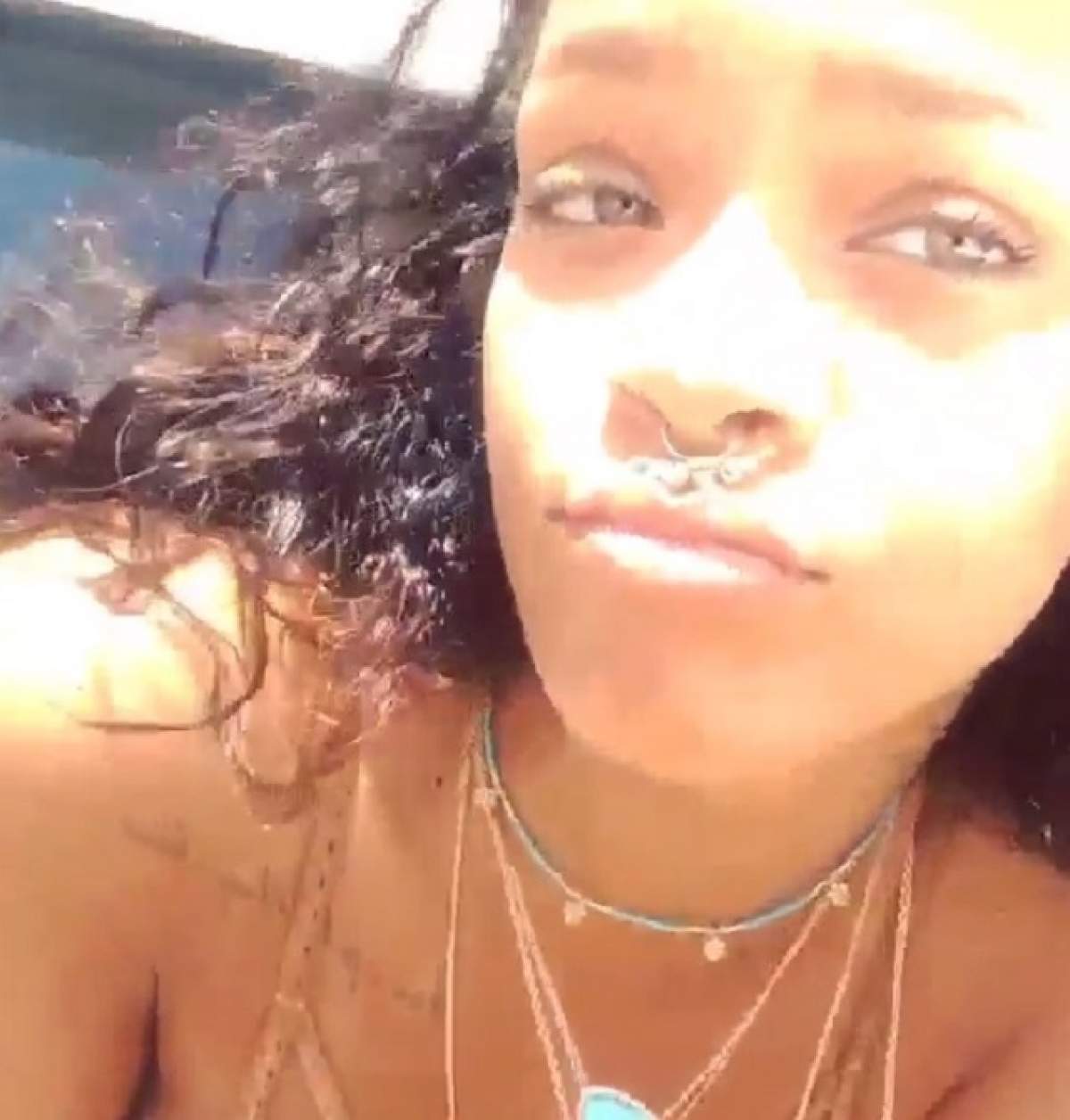 VIDEO / Rihanna petrece aşa cum nu ai mai văzut-o! S-a filmat în timp ce fuma marijuana şi îşi arăta sânii în faţa camerei
